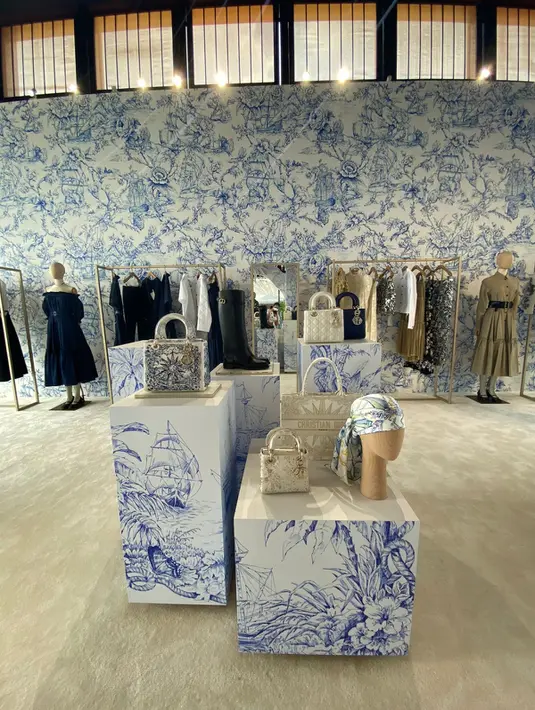 <p>Ada satu produk yang sukses membuat setiap orang terkagum-kagum. Keterampilan virtuoso yang tertera pada tas Lady Dior yang dipahat dengan motif R&ecirc;ve d'Infini menjadi salah satu bintang utama. Kamu dapat melihat compass rose yang ikonis, bunga-bunga indah, the Sevillian knot dan pepatah puitis &ldquo;D&eacute;ploie tes ailes et r&ecirc;ve d&rsquo;infini&rdquo;. /Foto: Adinda Tri Wardhani - Fimela.com.</p>