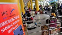  Beberapa pemudik menjadikan lantai untuk dijadikan tempat peristirahatan sambil menunggu pemberangkatan, Jakarta, Rabu (23/07/2014) (Liputan6.com/Faizal Fanani)