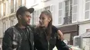 Lalu kini, Bella dan The Weeknd pun tertangkap kamera saling merangkul di Paris. (BACKGRIDBEST IMAGE/BACKGRID/Cosmopolitan)