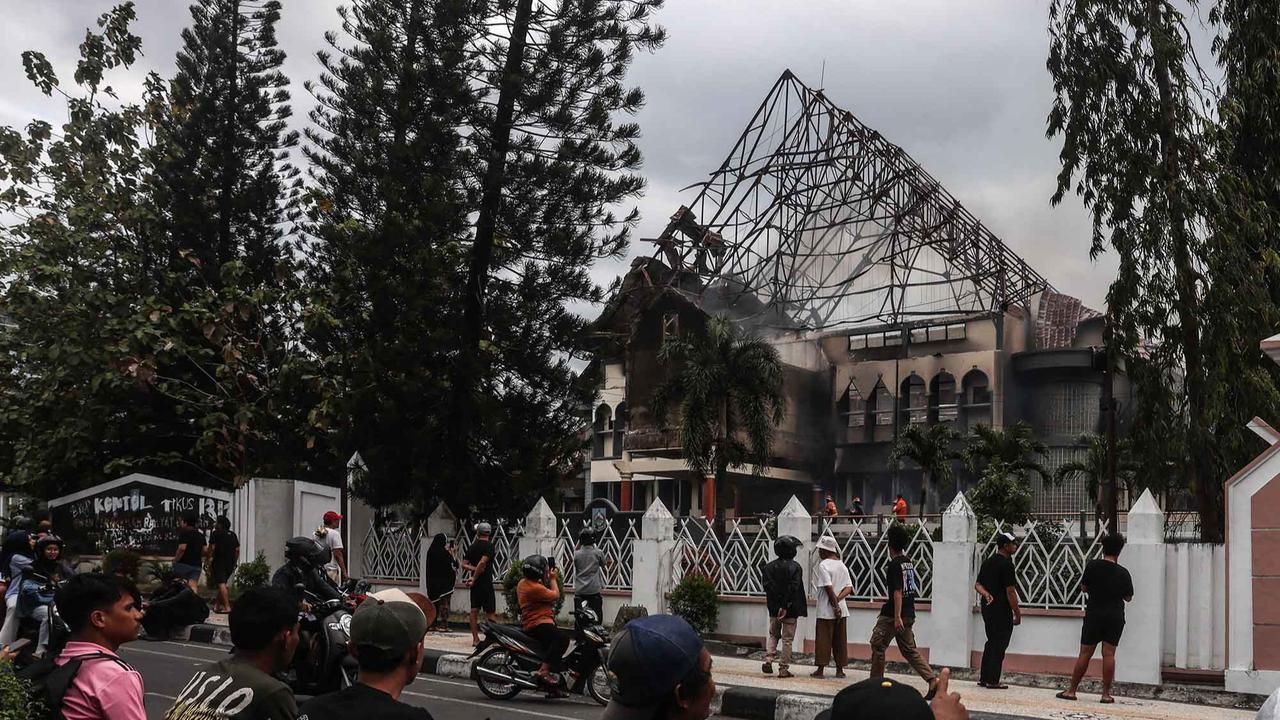 FOTO:  Gelombang Demo Meluas,  Gedung DPRD  di Lombok Dibakar & 22 Demonstran Ditangkap di Bali