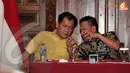 Dedi Gumelar dan Indra J Piliang tampak berdiskusi sebelum menjawab pertanyaan dari peserta di Rumah Pergerakan Indonesia (Liputan6.com/Helmi Fithriansyah)