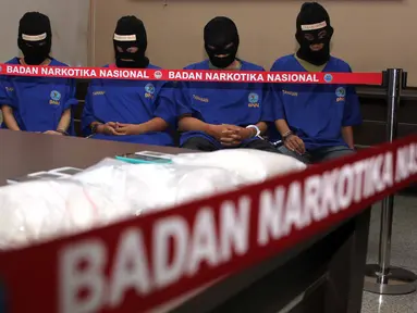 Sejumlah tersangka dihadirkan saat rilis penangkapan 6.642 gram jenis sabu di gedung BNN, Jakarta, Jumat (7/8/2015). Empat tersangka diamankan BNN dari dua lokasi yang berbeda Depok dan Johar Baru-Jakarta Pusat.  (Liputan6.com/Helmi Afandi)