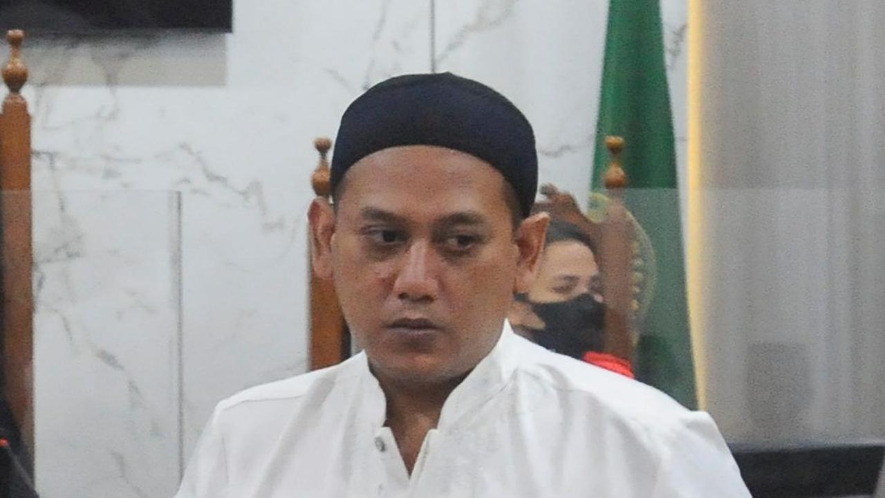 FOTO: Sidang Vonis Kasus Pembunuhan Anak dan Aniaya Istri di Depok Ditunda, Terdakwa Rizky Noviyandi Tampil Alim Bawa Tasbih