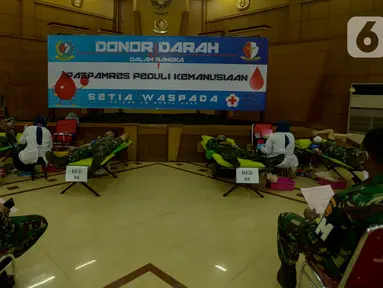 Anggota Paspampres melakukan donor darah di Kawasan Mako Paspampres,Jakarta, Rabu (15/4/2020). Donor daran dan pembagian sembako sebagai bentuk kepedulian kemanusian di tengah pandemi virus COVID-19. (merdeka.com/Imam Buhori)