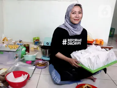 Tata Khoiriyah, mantan pegawai KPK bidang Humas, saat ditemui di tempat pembuatan kue kering miliknya, Jakarta, Kamis (21/10/2021). Tata Khoiriyah memilih berjualan kue kering usai dipecat bersama 57 orang lainnya karena TWK dari Komisi Pemberantasan Korupsi (KPK). (Liputan6.com/Helmi Fithriansyah)