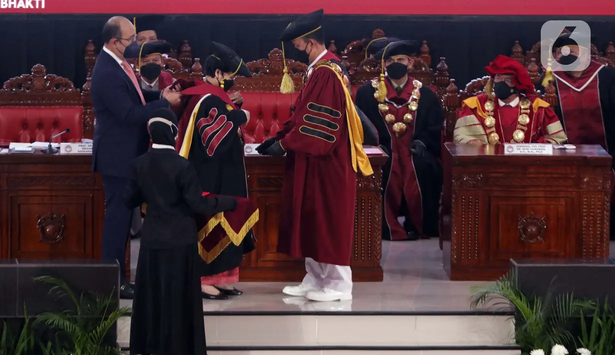 Presiden Republik Indonesia ke-5, Megawati Soekarnoputri (tengah) saat Sidang Senat Terbuka Pengukuhan Guru Besar di Aula Merah Putih Universitas Pertahanan, Sentul, Bogor, Jumat (11/6/2021). Megawati menerima gelar Profesor Kehormatan dari Universitas Pertahanan. (Liputan6.com/Helmi Fithriansyah)