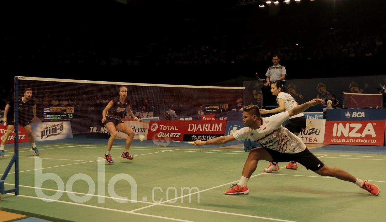 Ganda campuran Indonesia, Praveen Jordan/Debby Susanto, melawan pasangan Denmark, Mathias Christiansen/Sara Thygesen, di Indonesia Open 2017 di JCC, Selasa (13/6/2017). Pasangan Indonesia takluk  21-15, 19-21, 11-21. (Bola.com/M Iqbal Ichsan)