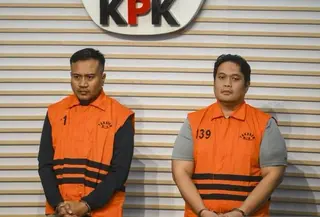 KPK mengumumkan Kajari Hulu Sungai Utara Albertinus Parlinggoman Napitupulu (kanan), Kasi Intelijen Kejari Hulu Sungai Utara Asis Budianto (kiri), dan Kasi Datun Kejari Hulu Sungai Utara, Tri Taruna Fariadi (melarikan diri), sebagai tersangka kasus korupsi. (Foto: Antara)