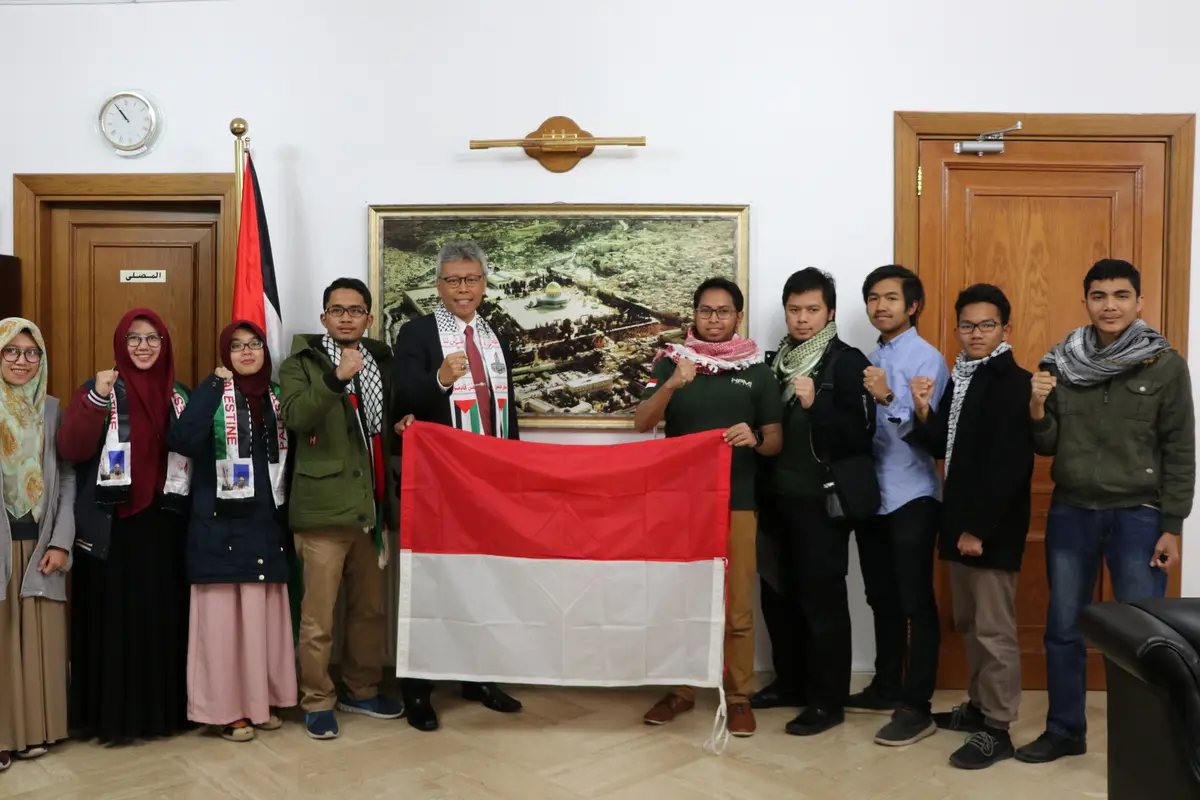 Duta Besar RI untuk Yordania merangkap Palestina, Andy Rachmianto (kelima dari kiri) saat menerima perwakilan Himpunan Pelajar dan Mahasiswa Indonesia di Yordania (13/12/2017) (Sumber: KBRI Amman)