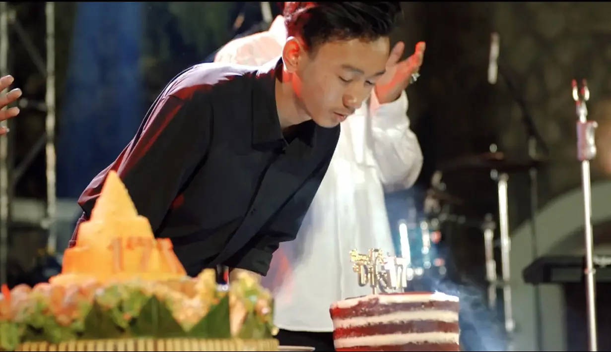 Momen Diksa meniup lilin di atas panggung. Acara yang digelar di Pendopo Tulungo itu juga dimeriahkan oleh banyak musisi Jawa. [Instagram/showimah]