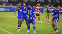 Bintang andalan Persib Bandung, Ramon Tanque melakukan selebrasi usai mencetak gol ke gawang Madura United pada pekan ke-23 BRI Super League 2025/2026 di Stadion Gelora Bandung Lautan Api (GBLA), Kota Bandung, Kamis (26/2/2026) malam WIB. (Bola.com/Erwin Snaz)