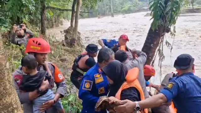Tim SAR gabungan evakuasi warga yang terjebak banjir di Desa Cidadap, Kecamatan Simpenan, Kabupaten Sukabumi, Jawa Barat.