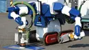 Sebuah unit robot dikendalikan dari jarak jauh untuk menghilangkan serbuk besi akibat ledakan nuklir saat demonstrasi di Chiba, Jepang (16/12). Robot dikembangkan untuk pembangkit nuklir Fukushima yang mengalami krisis sejak Tsunami. (AFP/Toru Yamanaka)