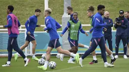 Di atas kertas, Sterling dan kawan-kawan jelas lebih diunggulkan ketimbang lawan mereka. Skuat Tiga Singa ini diperkuat sejumlah nama beken hampir di segala lini tim. (AP Photo/Rui Vieira)