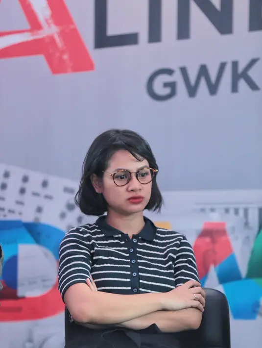 Perbedaan aliran musik yang menjadi alasan salah satu penyebabnya. Ibu satu anak itu mengaku khawatir banyak melakukan kesalahan. Sebuah pengalaman baru bagi istri Irfan Wahyudi kolaborasi dengan genre rock. (Adrian Putra/Bintang.com)