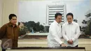 Ketua KOI, Erick Thohir (kiri) menyaksikan penandatangan MoU tentang revisi Maskot dan Logo Asian Games 2018 antara Menpora Imam Nahrawi dan Kepala Barekraf Triawan Munaf di Kemenpora, Jakarta, (12/2/2016). (Liputan6.com/Helmi Fithriansyah)