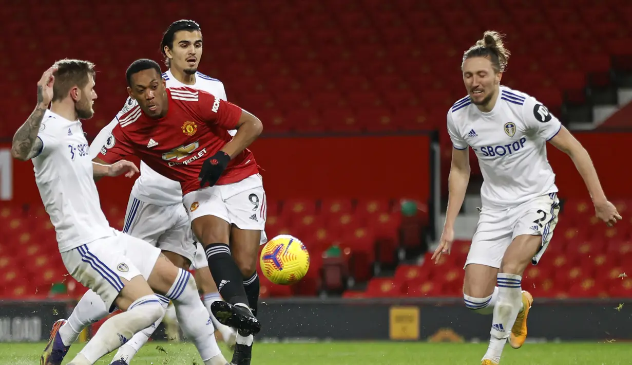 Striker Manchester United, Anthony Martial (tengah), melepaskan tendangan diantara tiga pemain Leeds United dalam laga lanjutan Liga Inggris 2020/21 pekan ke-14 di Old Trafford Stadium, Minggu (20/12/2020). Manchester United menang 6-2 atas Leeds United. (AFP/Clive Brunskill/Pool)