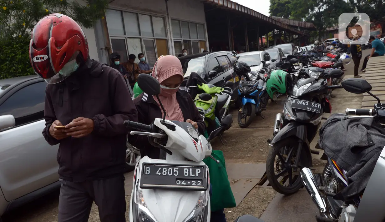 Warga antre untuk melakukan uji emisi kendaraan bermotor secara gratis di Bengkel Dinas Lingkungan Hidup DKI Jakarta, Kamis (4/11/2021). Uji emisi digelar untuk kendaraan bermotor berusia di bawah tiga tahun guna mengurangi pencemaran udara khususnya di DKI Jakarta. (merdeka.com/Imam Buhori)