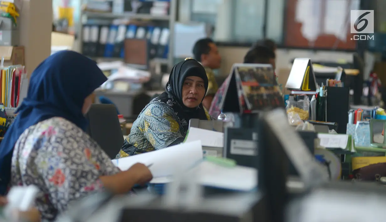 Aktivitas pegawai saat mulai masuk kerja usai libur Lebaran di Balai Kota DKI Jakarta, Rabu (21/6). Usai halalbihalal, pegawai Pemprov DKI mulai berkerja normal. (Merdeka.com/Imam Buhori)