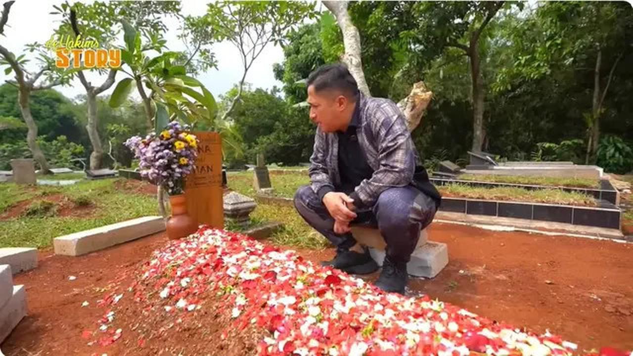 Tangis dan Doa Irfan Hakim di Makam Mpok Alpa, Diabadikan dalam 6 Potret