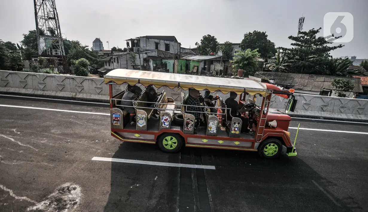 Kendaraan melintasi Jalan Layang atau Flyover Cakung, Jakarta Timur, beriringan laju kereta api di bawahnya, Senin (19/4/2021). Uji coba yang berlangsung mulai pukul 07.00 WIB hingga 22.00 WIB ini diharapkan mengurangi kemacetan lalu lintas di wilayah tersebut. (merdeka.com/Iqbal S Nugroho)