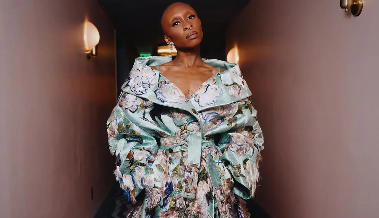 Cynthia Erivo kenakan gaun kimono satin hijau mint dari Givency dengan bordir bulu bermotif bunga. [@cynthiaerivo]