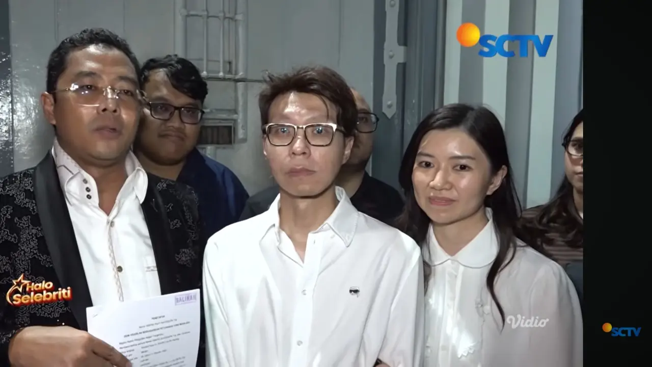 Richard Lee bersama istri dan kuasa hukum. (Tangkapan layar Halo Selebriti/ YouTube SCTV)