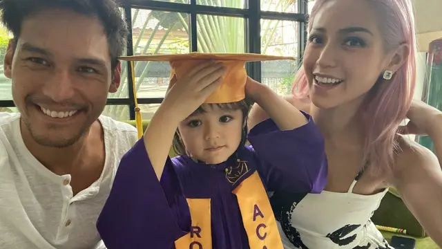 6 Foto Wisuda Putra Jessica Iskandar, Gunakan Atribut Lengkap Meski ‘Di Rumah Aja’