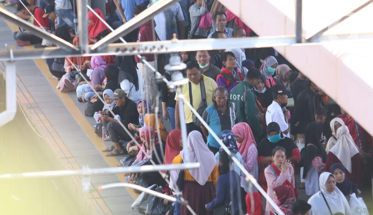 Antrean calon penumpang saat menunggu KRL Commuter Line di Stasiun Tanah Abang, Jakarta, Sabtu (7/3/2020). Masuknya virus Corona atau Covid-19 di Indonesia belum mempengaruhi minat masyarakat untuk tetap bepergian menggunakan transportasi umum. (Liputan6.com/Angga Yuniar)