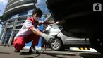 Teknisi melakukan uji emisi pada uji emisi gratis Asuransi Astra, di Jakarta, Minggu (12/12/2021). Sebanyak 400 mobil berusia diatas 3 tahun dari berbagai merk ikuti uji emisi untuk mengetahui kinerja mesin dan tingkat efisiensi pembakaran dalam mesin kendaraan bermotor. (Liputan6.com/Fery Pradolo)