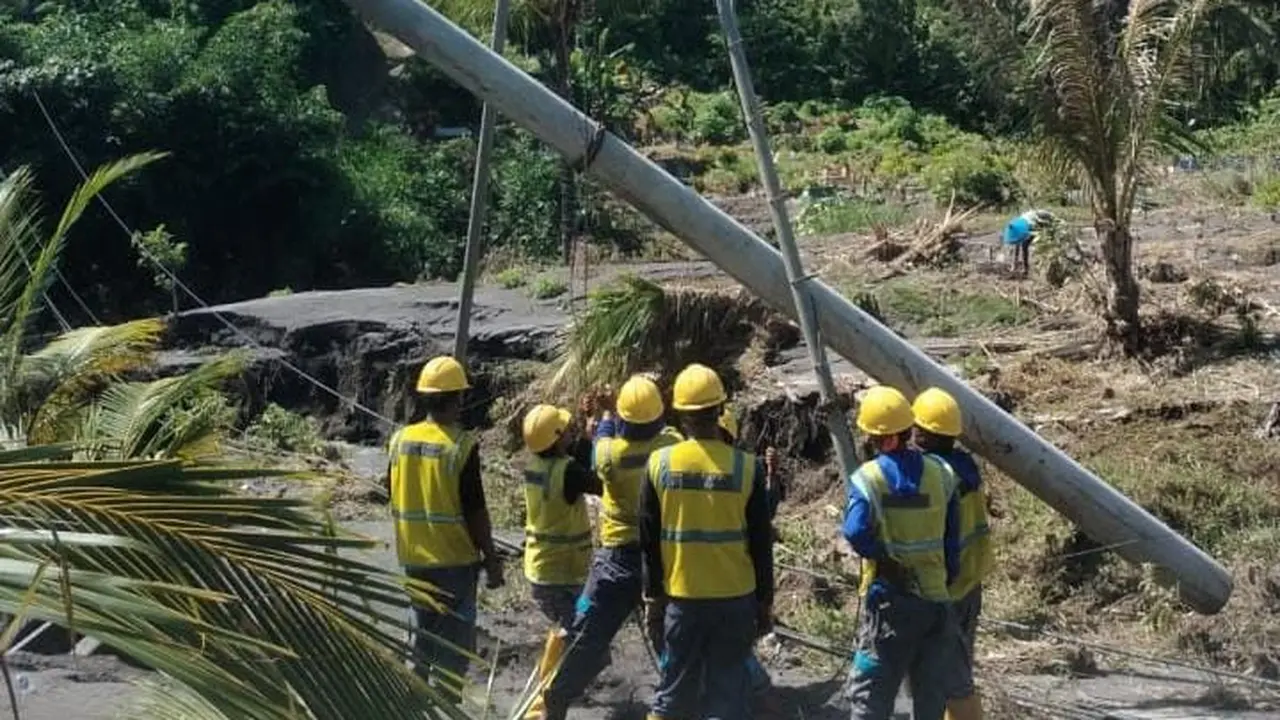 PLN melakukan perbaikan aliran listrik yang terdampak banjir lahar dingin Semeru. (Istimewa)