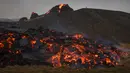 Aliran lava dari letusan gunung berapi di Semenanjung Reykjanes di barat daya Islandia pada Sabtu (20/3/2021). Erupsi Gunung berapi yang tertidur lama alias tidak aktif selama 6.000 tahun tidak mempengaruhi lalu lintas penerbangan. (AP Photo/Marco Di Marco)
