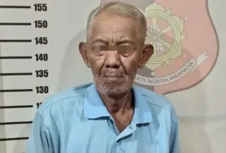 Seorang pria lanjut usia berusia 75 tahun bernama Hadi Suyipto di Kabupaten Lampung Utara diamankan polisi karena membacok dua tetangganya. (Liputan6.com/Istimewa).
