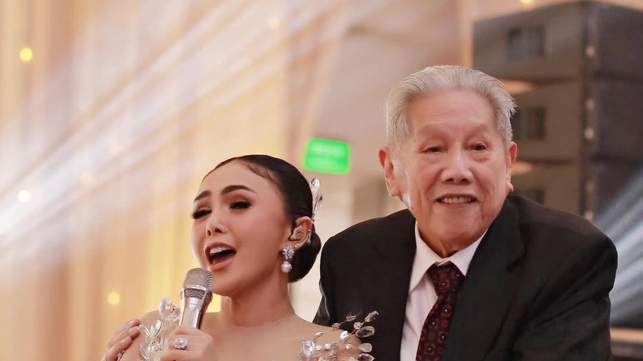 7 Potret Terbaru Yuni Shara Tampil Stunning dengan Jaket Kulit