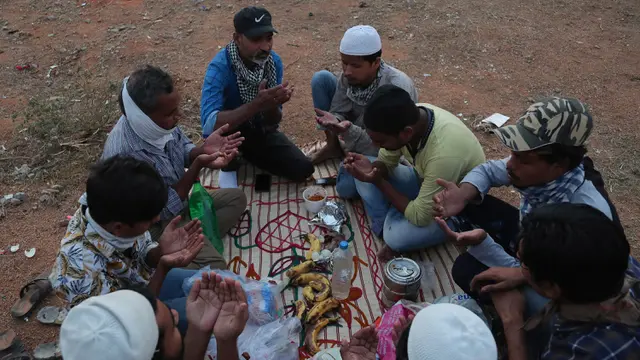 Potret Buka Puasa Warga Dunia di Tengah Pandemi