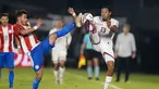 Gelandang Paraguay, Oscar Romero dan gelandang Venezuela, Jose Martinez berebut bola dalam lanjutan Kualifikasi Piala Dunia 2022 zona Conmebol di Estadio Defensores del Chaco, Asuncion, Jumat (10/9/2021) pagi. Paraguay memetik kemenangan tipis 2-1 atas Venezuela. (AP/Jorge Saenz)