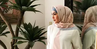 Semakin hari penampilan Fenita  Arie semakinmemukau. Bahkan gaya berhijabnya saja kerap menginspirasi para wanita berhijab lainnya. Dan berikut ini adalah gaya berhijab ala Fenita yang modis dan santun. (Instagram/fenitarie)