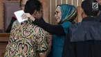 Terdakwa kasus penyebaran berita bohong atau hoaks Ratna Sarumpaet (tengah) memandang Presiden Konfederasi Serikat Pekerja Indonesia (KSPI) Said Iqbal dalam sidang lanjutan di PN Jakarta Selatan, Selasa (9/4). Sidang beragendakan mendengar keterangan saksi. (Liputan6.com/Immanuel Antonius)