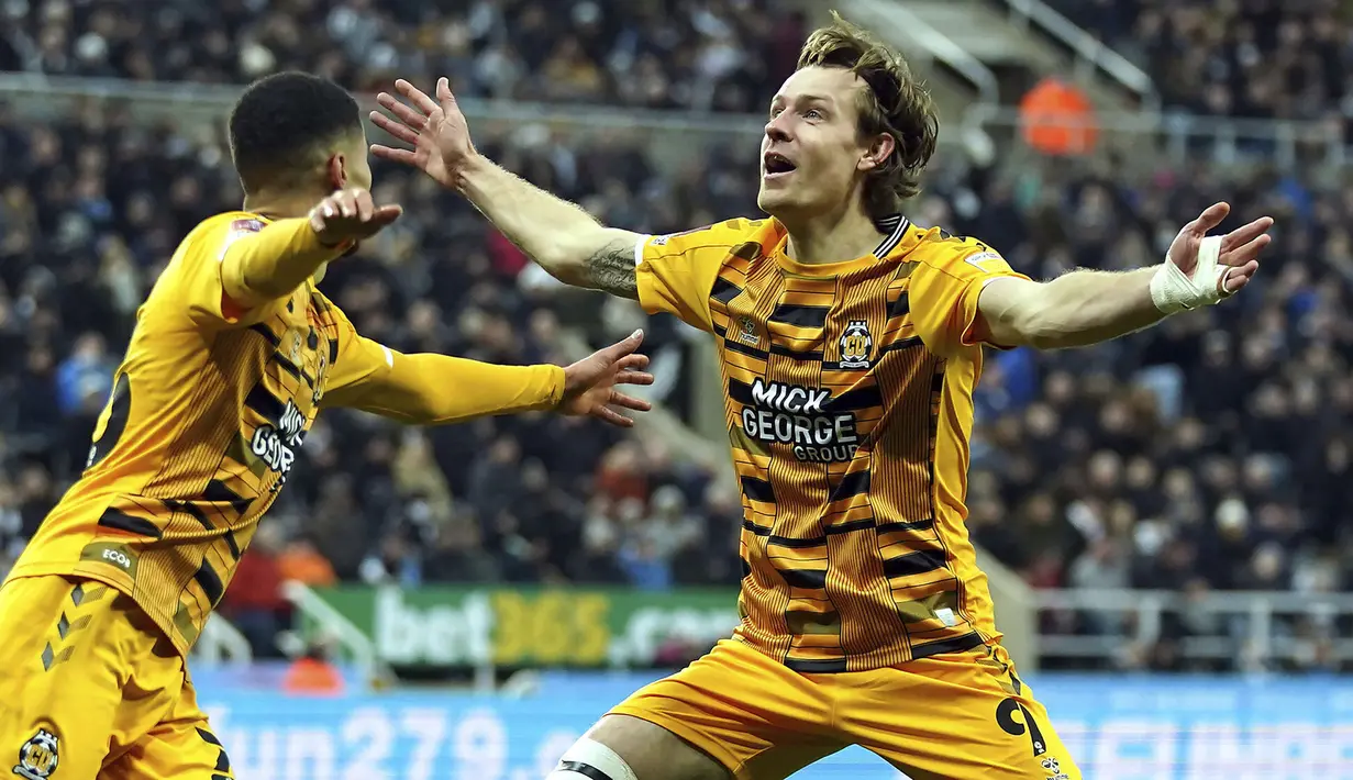 Di awal babak kedua pada amenit ke-56, tim tamu mengejutkan tuan rumah dengan mencetak gol melalui sepakan jarak dekat Joe Ironside (kanan). Cambridge United pun unggul 1-0. (PA via AP/Owen Humphreys)