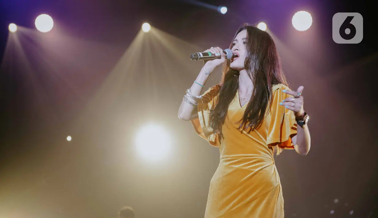 BNI Music Project featuring penyanyi Rebecca Rejiman tampil pada Jakarta International BNI Java Jazz Festival 2020 di Jakarta, Minggu (1/3/2020). BNI Music Project menampilkan kolaborasi dengan penyanyi Rizky Febian, Ardhito Pramono, Cantika, Rebecca dan Nima Ilayla. (Liputan6.com/Faizal Fanani)