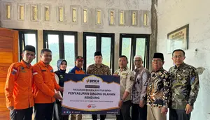 Badan Pengelola Keuangan Haji (BPKH) menyerahkan bantuan tanggap bencana bagi korban banjir dan air bah yang menerjang Nagari III Koto, Kecamatan Rambatan, Kabupaten Tanah Datar, Sumatera Barat, Sabtu (11/4/2024) (Istimewa)