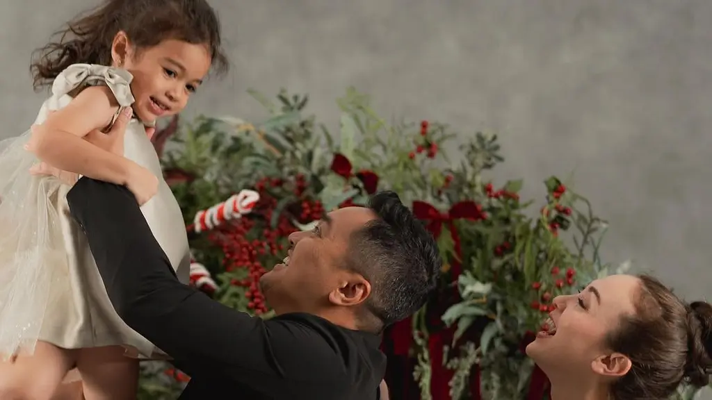 Rianti Cartwright tampil memukau dalam foto Natal keluarga. [Foto: Instagram/ Rianti Cartwright]