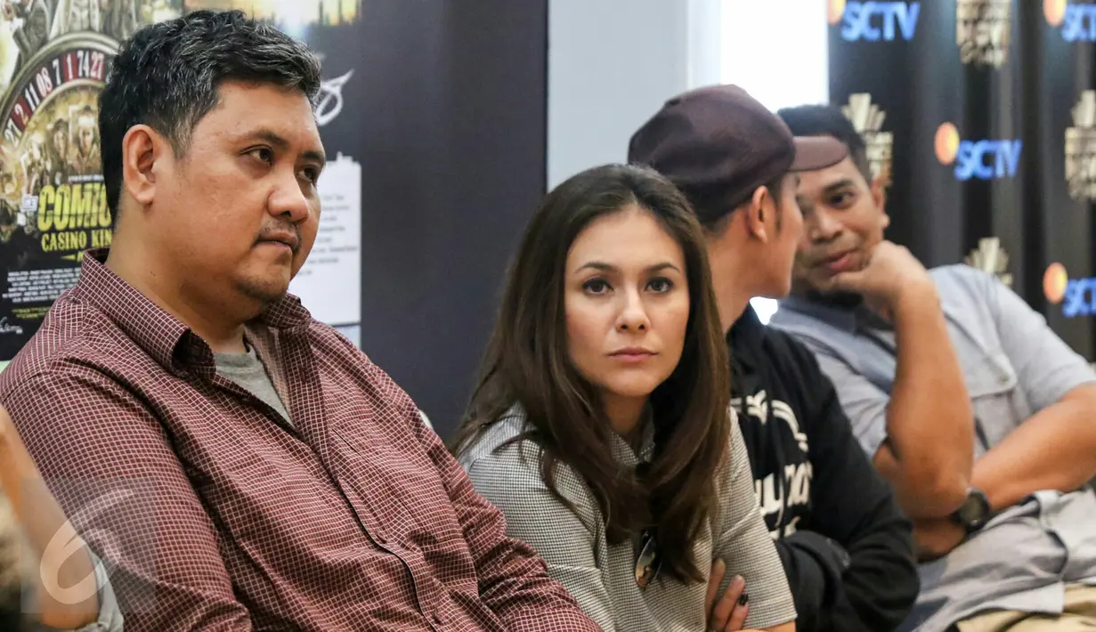 Wulan Guritno (tengah) dan Vino G Sebastian (kanan) saat konfrensi pers mengenai penjurian IBOMA 2016 di XXI Senayan City, Jakarta, Selasa (1/3). Akan ada 10 film nominasi pada IBOMA 2016. (Liputan6.com/Yoppy Renato)