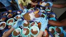 Relawan menyiapkan makanan untuk pengungsi Venezuela di tempat penampungan Divina Providencia, La Parada, Cucuta, Kolombia, Senin (18/2). Makanan terdiri dari kacang-kacangan, daging bologna, nasi, dan sepotong pisang. (AP Photo/Fernando Vergara)