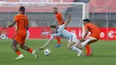 Pemain Skotlandia James Forrest (tengah) terjatuh saat melawan Belanda pada pertandingan persahabatan di Stadion Algarve, luar Faro, Portugal, Rabu (2/6/2021). Pertandingan berakhir imbang 2-2. (AP Photo/Miguel Morenatti)