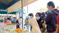 Warga Kota Palangka Raya yang menjalankan ibadah puasa membeli anek panganan yang dijual di Pasar Ramadan di Jalan Tjilik Riwut Kota Palangka Raya. (Liputan6.com/ Roni Sahala)