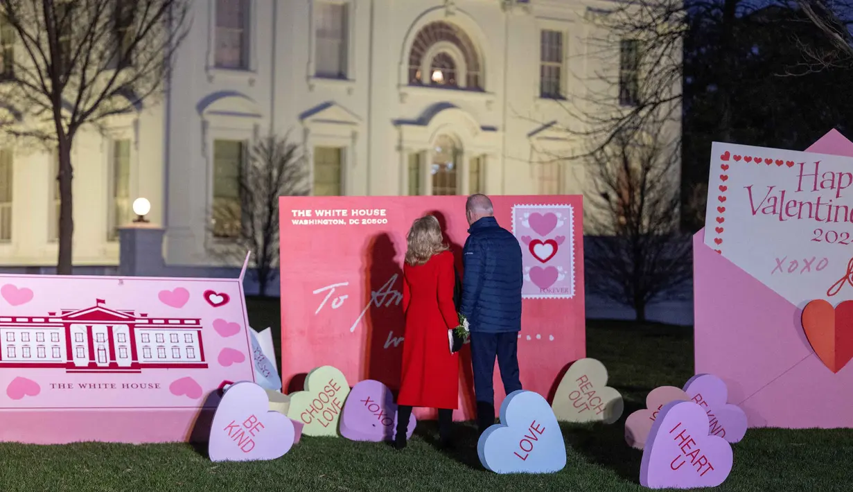 Presiden AS Joe Biden dan Ibu Negara Jill Biden melihat dekorasi Hari Valentine di halaman utara Gedung Putih di Washington, DC, pada 14 Februari 2024. (Jim WATSON/AFP)