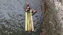 Anak-anak berenang menggunakan batang pohon pisang di bantaran Sungai Ciliwung, Jakarta, Selasa (15/5). Kurangnya pengawasan menyebabkan anak-anak tersebut bermain tidak pada tempatnya. (Liputan6.com/Immanuel Antonius)