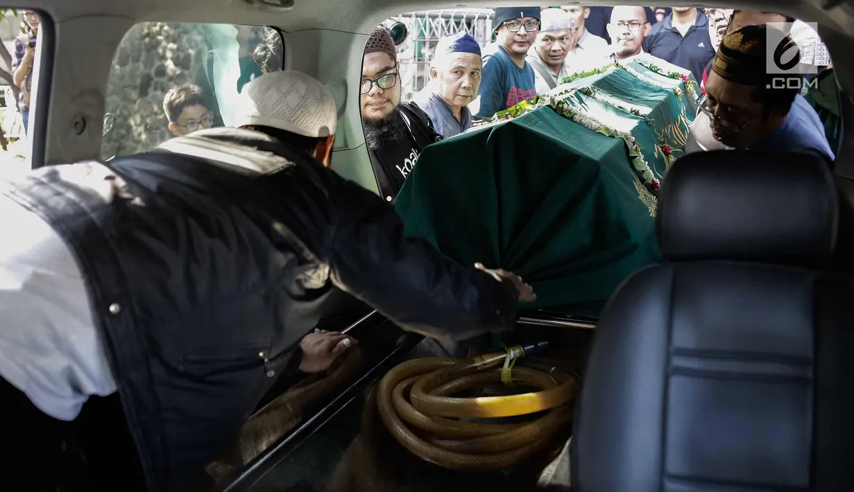Keluarga dan kerabat membawa jenazah almarhum Andika Putra Sahadewa ke dalam mobil di Mesjid Al-Iman, Cipinang Elok, Jakarta, Selasa (10/4). Andika Putra Sahadewa diduga meninggal karena sakit jantung. (Liputan6.com/Faizal Fanani)
