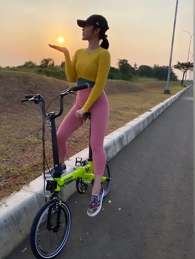 Gaya Selvi Kitty Naik Sepeda Lipat